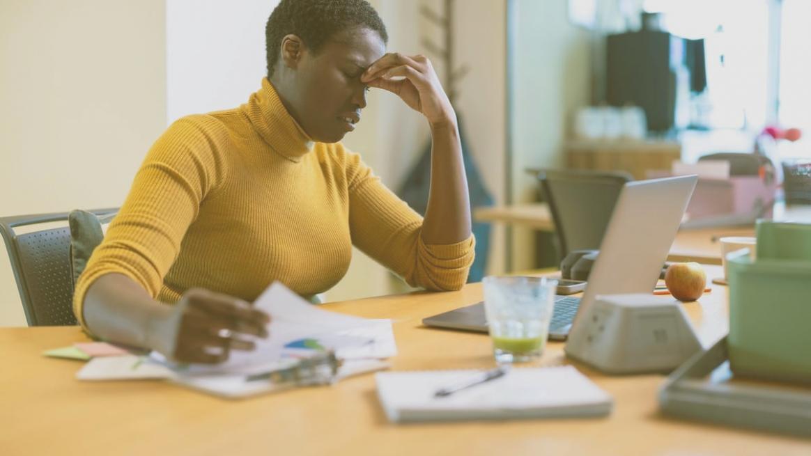 Photographer working with composition techniques during live session